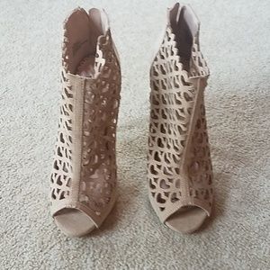 Shoe Dazzle Shoes - Size 6 Monica heart decor shoes by Shoe Dazzle Shoe Dazzle Shoes - Size 6 Monica heart decor shoes by Shoe Dazzle